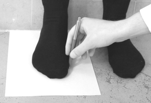 Schritt 1 - zeichne deinen Fuß auf Papier
